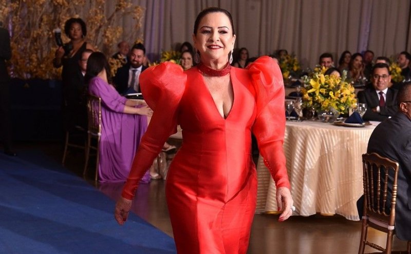 A idealizadora jornalista MARISA LINHARES do troféu CACAU DE OURO 2022 vestiu traje exclusivo da renomada estilista LINDA VON RONDON