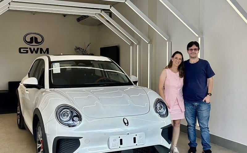 Em Cacoal/RO, na concessionária GWM MEGA MOTORS da GWM linha eletrificada mais completa e sustentável do mercado, o casal Rogério Bertelli e Ana Elisa da Silva retirou seu maravilhoso GWM ORA 03 GT