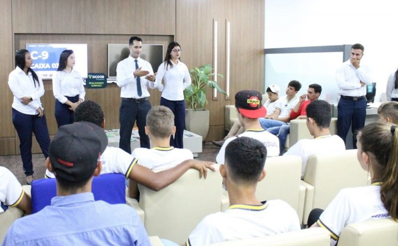 Estudantes da rede pública de ensino da Escola Clodoaldo Nunes de Almeida de Cacoal/RO, entre 14 e 17 anos visitaram na última terça-feira, a agência da SICOOB FRONTEIRAS