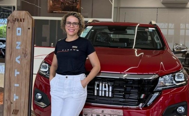 A consultora de vendas Sueli Ribeiro com a Nova Picape TITANO lançamento 2024 da FIAT, na concessionária FIAT PSV em Cacoal