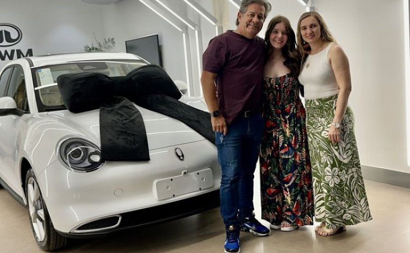 Em Cacoal/RO, na concessionária GWM MEGA MOTORS da GWM linha eletrificada mais completa e sustentável do mercado, Ana Paula Hanysz Souza com os pais Carlos Roberto Souza e Elisangela Hanysz retirou seu maravilhoso GWM ORA 03 SKIN BEV 48