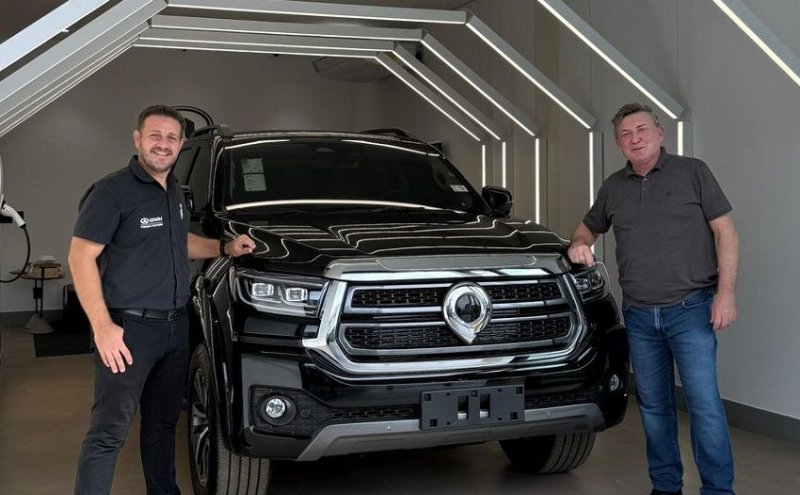 Em Cacoal/RO, na concessionária GWM MEGA MOTORS da GWM linha eletrificada mais completa e sustentável do mercado, o empresário ADILSON DOMINGUES da Farmácia POPULAR em Cacoal