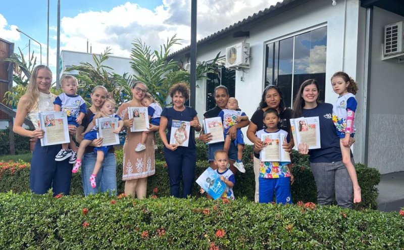 Querida Marisa, Hoje foi um dia de muita emoção por aqui! Reunimos a nossa diretora Nalzira de Fátima e as mães homenageadas para fazer a entrega em mãos dos exemplares da Revista Marisa Linhares