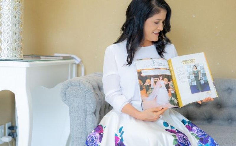 A prestigiada estilista Linda Von Rondon recebeu a REVISTA MARISA LINHARES edição especial com os homenageados na 22ª edição do Troféu CACAU DE OURO 2025