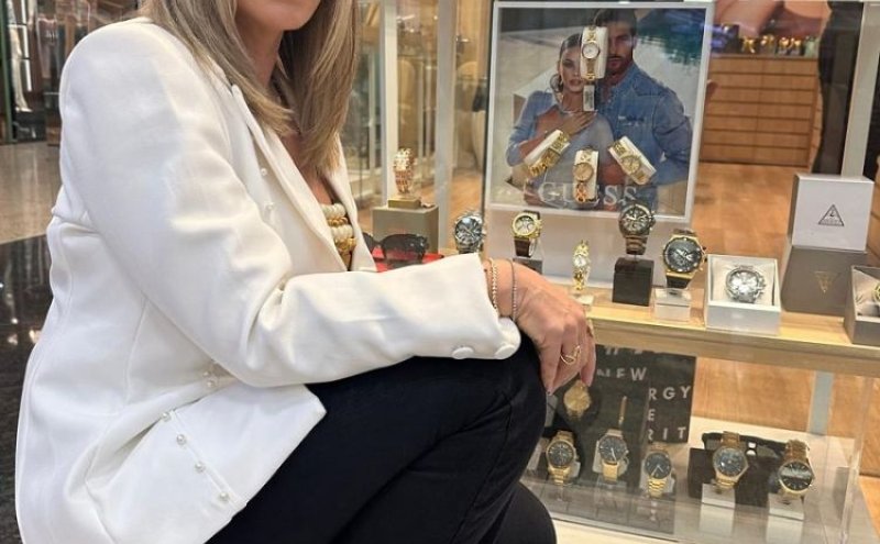 QUALIDADE, GARANTIA E INOVAÇÕES  / Empresária Kelly Polizello em uma das inúmeras vitrines de sua elegante loja CONTÁGIO JOIAS E ÓTICA no Cacoal Shopping